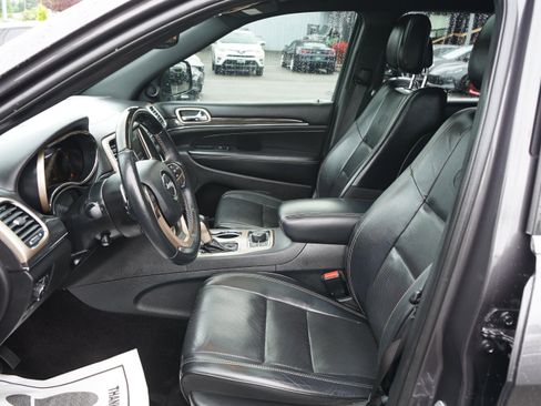 Used 2017 Jeep Grand Cherokee Overland AWD/4WD image 13
