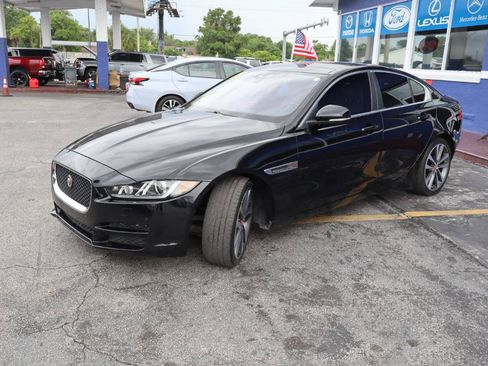 Used 2018 Jaguar XE Prestige RWD image 7