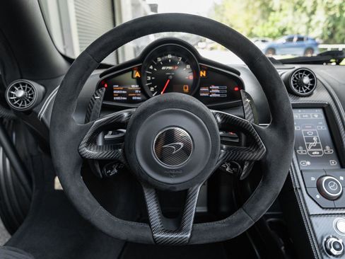 Used 2016 McLaren 675LT Spider image 13