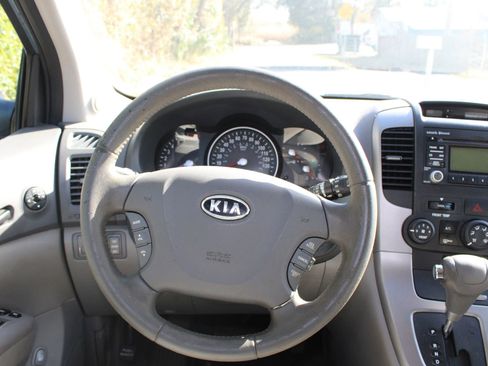 Used 2012 Kia Sedona EX image 9