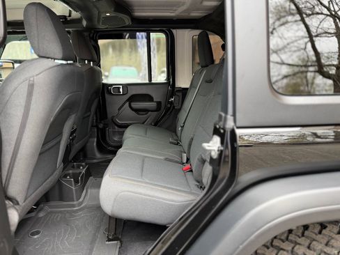 Used 2025 Jeep Wrangler Willys image 24