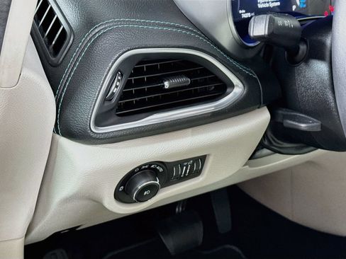 Used 2018 Chrysler Pacifica Limited FWD image 8