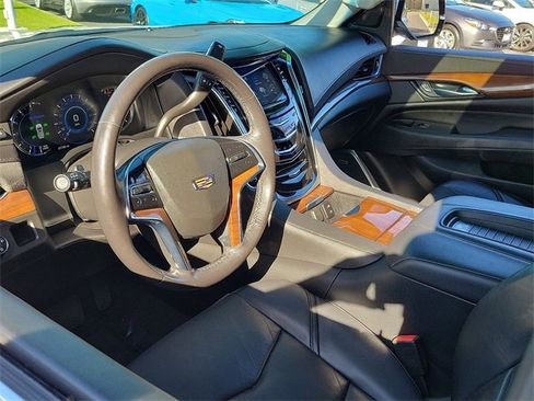 Used 2019 Cadillac Escalade ESV Luxury image 7