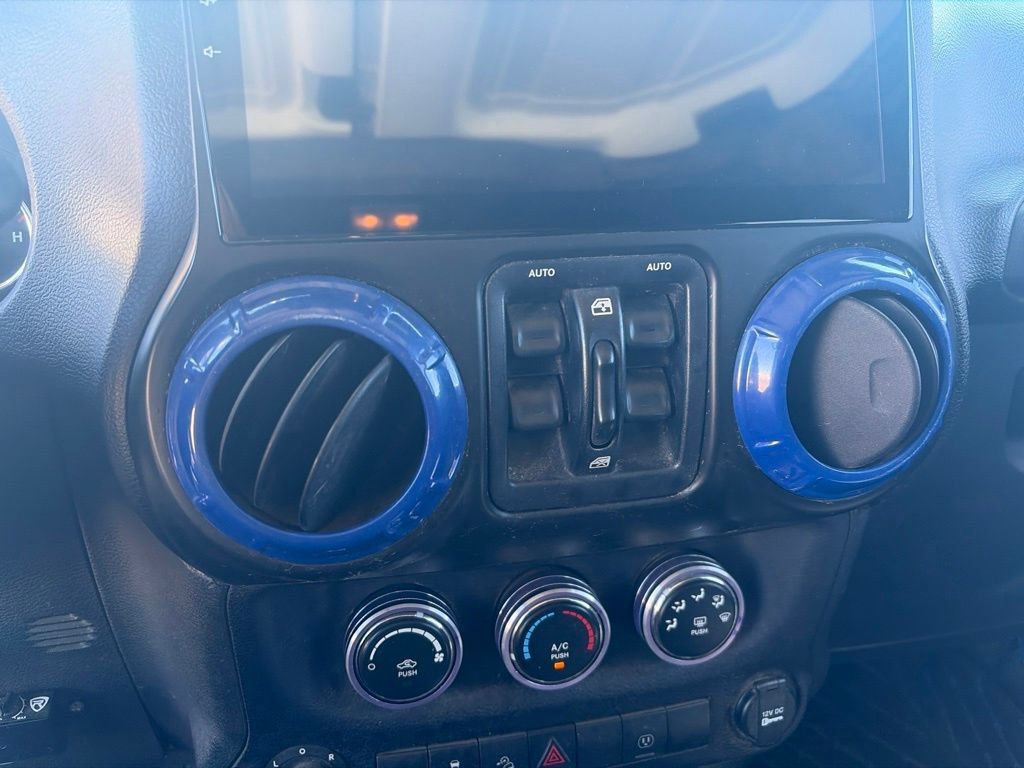 Used 2014 Jeep Wrangler Unlimited Rubicon w/ Connectivity Group AWD/4WD image 18