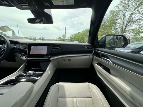 Used 2025 Jeep Wagoneer 4WD w/ Premium Group I image 27