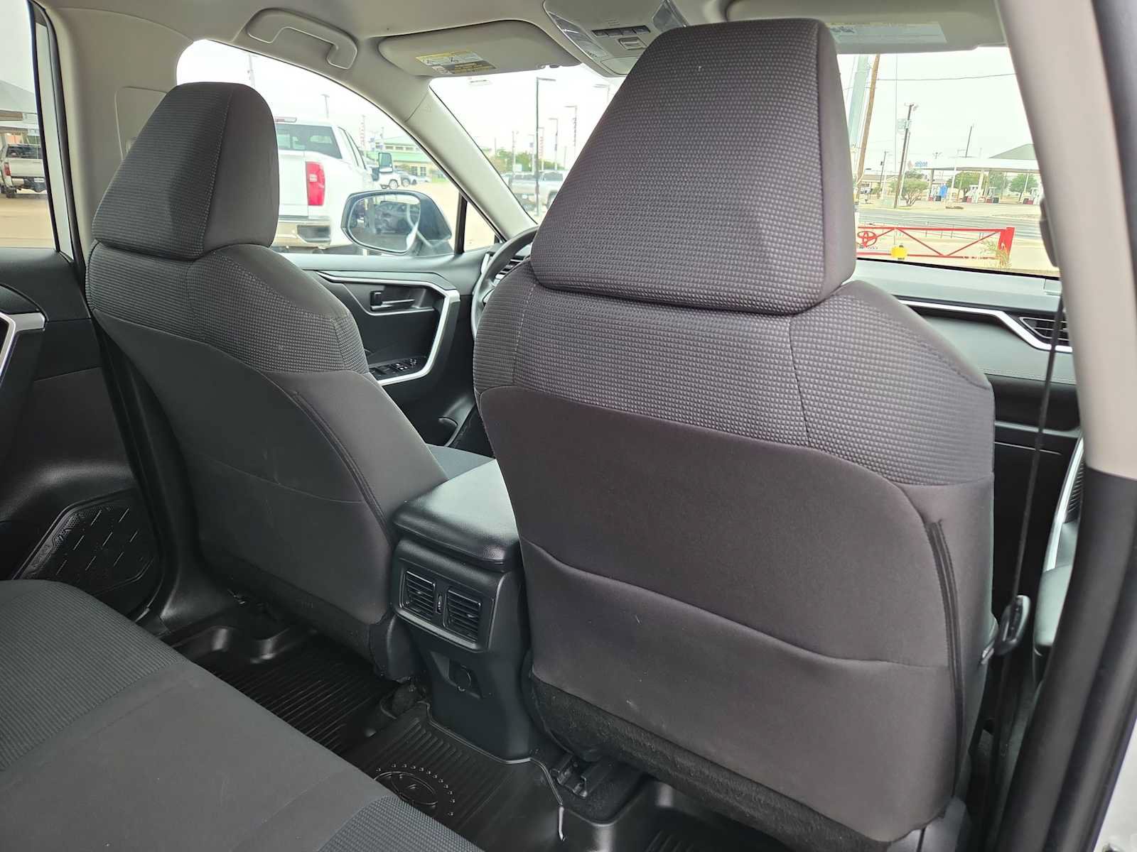 Used 2022 Toyota RAV4 LE AWD/4WD image 16