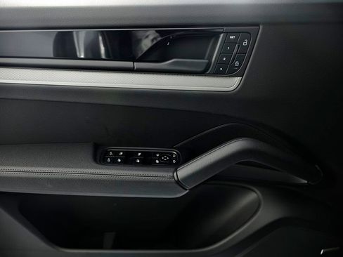 Certified 2025 Porsche Cayenne AWD/4WD image 18