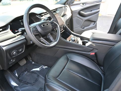 Used 2024 Jeep Grand Cherokee L Limited w/ Luxury Tech Group II image 18