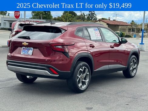 Used 2025 Chevrolet Trax LT FWD image 7