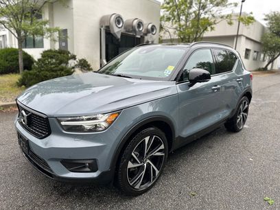 Certified 2022 Volvo XC40 T5 R-Design w/ Advanced Package