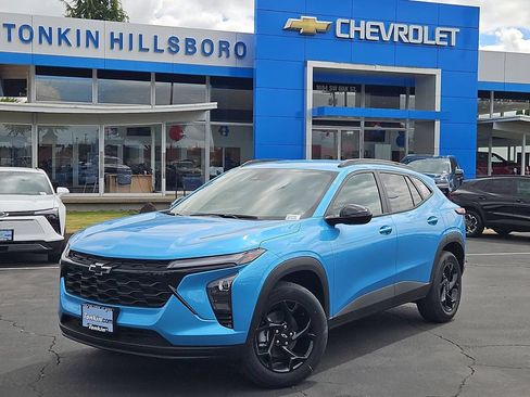 New 2026 Chevrolet Trax LT w/ Midnight Edition FWD image 2