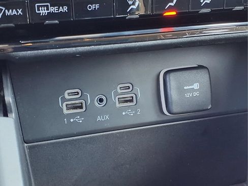 Used 2024 Jeep Grand Cherokee Laredo RWD image 13