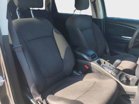 Used 2017 Dodge Journey SE w/ Flexible Seating Group image 9