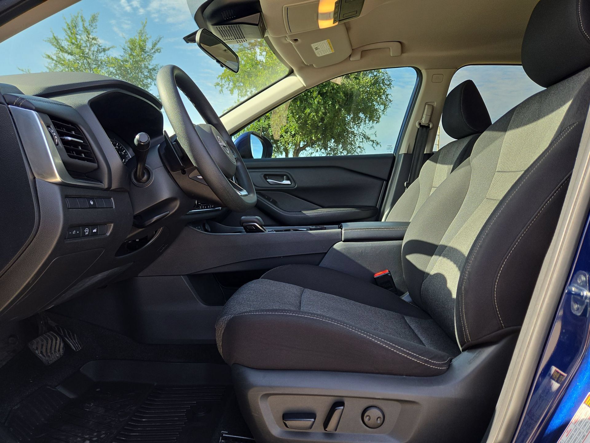 Used 2024 Nissan Rogue SV AWD/4WD image 16