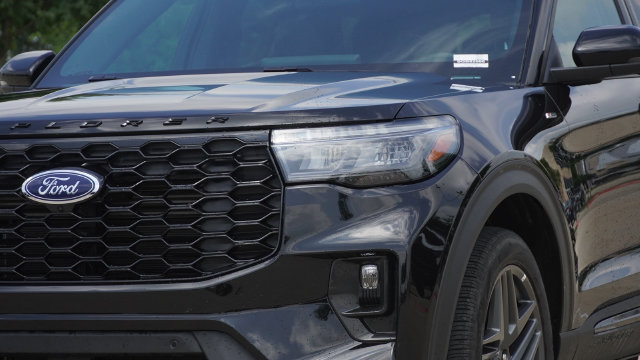 Used 2025 Ford Explorer ST-Line w/ ST-Line Street Pack AWD/4WD image 7