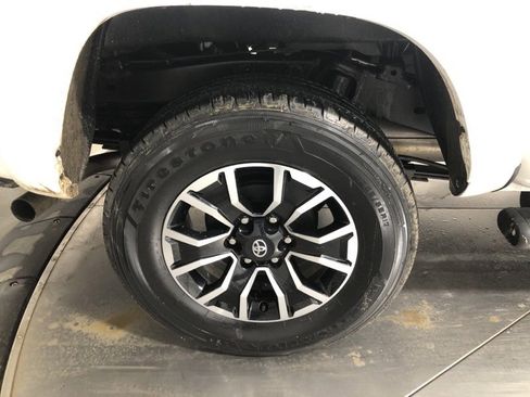 Used 2022 Toyota Tacoma TRD Sport image 9