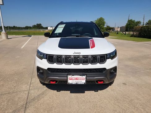 Used 2025 Jeep Compass Trailhawk AWD/4WD image 9