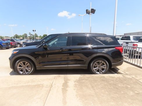Certified 2023 Ford Explorer XLT w/ Equipment Group 202A RWD image 6