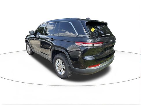 Used 2023 Jeep Grand Cherokee Laredo RWD image 3