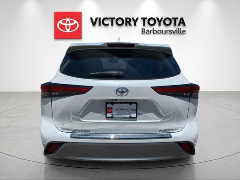 Used 2023 Toyota Highlander Platinum FWD image 4