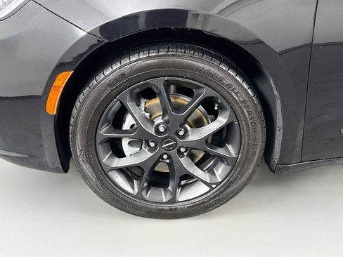 Used 2025 Chrysler Pacifica Limited FWD image 48