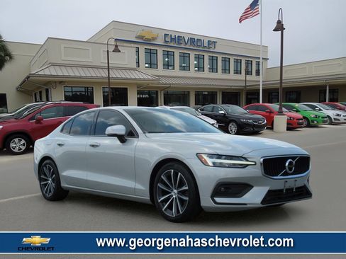 Used 2021 Volvo S60 T5 Momentum FWD image 1