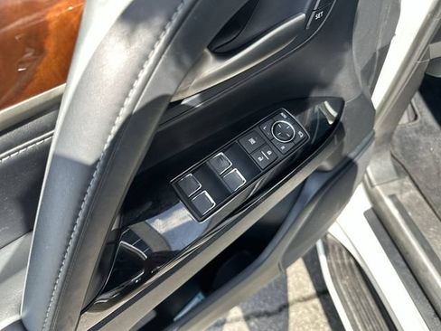 Used 2021 Lexus LX 570 4WD w/ Luxury Package image 14