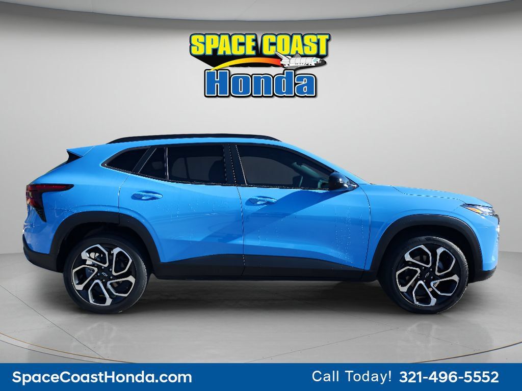Used 2024 Chevrolet Trax RS w/ Sunroof Package FWD image 2