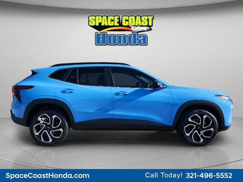 Used 2024 Chevrolet Trax RS w/ Sunroof Package FWD image 2