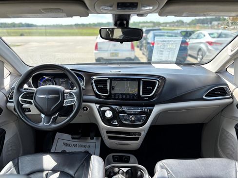 Used 2018 Chrysler Pacifica Touring-L image 12