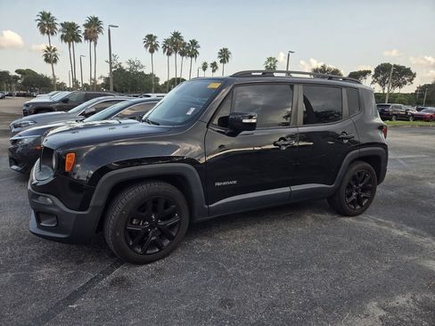 Used 2017 Jeep Renegade Altitude FWD image 3
