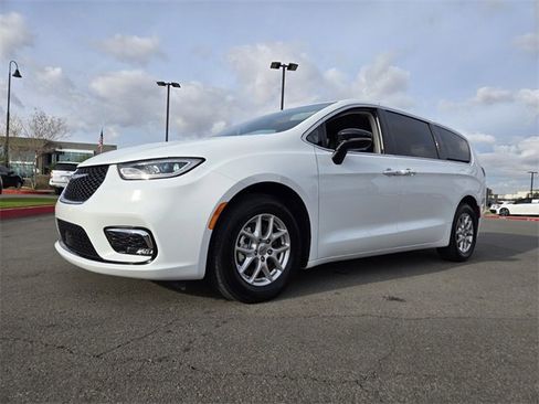 Used 2024 Chrysler Pacifica Touring-L image 2