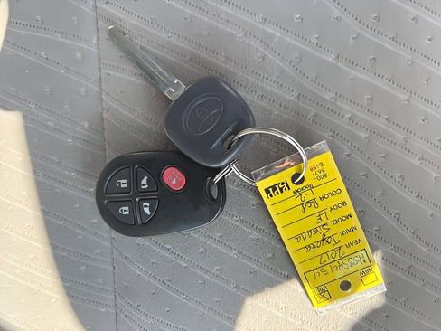 Used 2017 Toyota Sienna LE FWD image 17