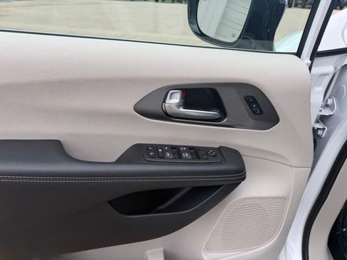 Used 2024 Chrysler Pacifica Touring-L FWD image 16