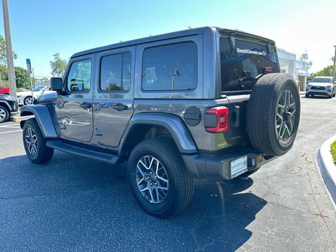 Used 2025 Jeep Wrangler Unlimited Sahara AWD/4WD image 7