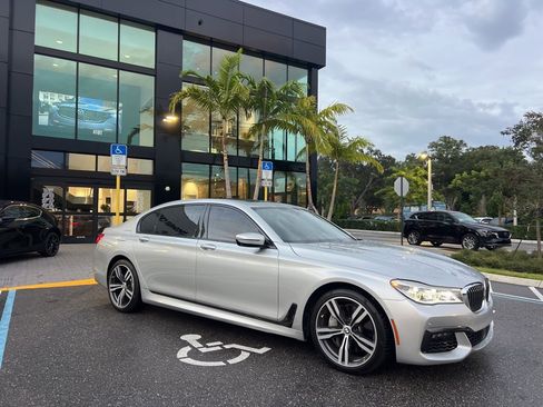 Used 2018 BMW 750i image 8