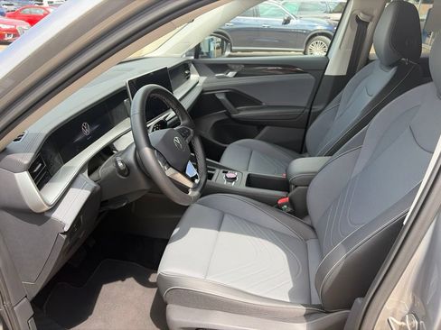 Certified 2025 Volkswagen Tiguan SE AWD/4WD image 12