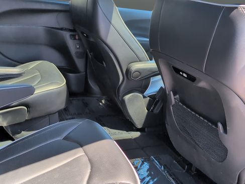 Used 2025 Chrysler Pacifica Limited FWD image 29