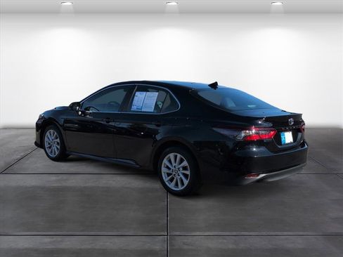 Used 2022 Toyota Camry LE image 3