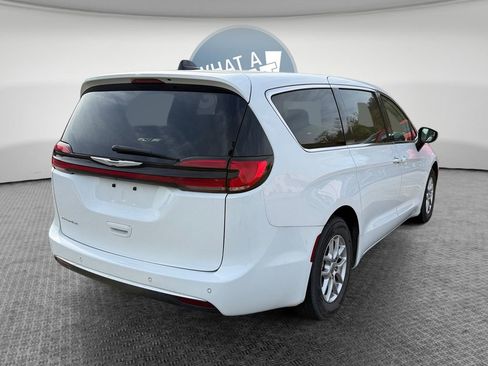 Used 2023 Chrysler Pacifica Touring-L image 3