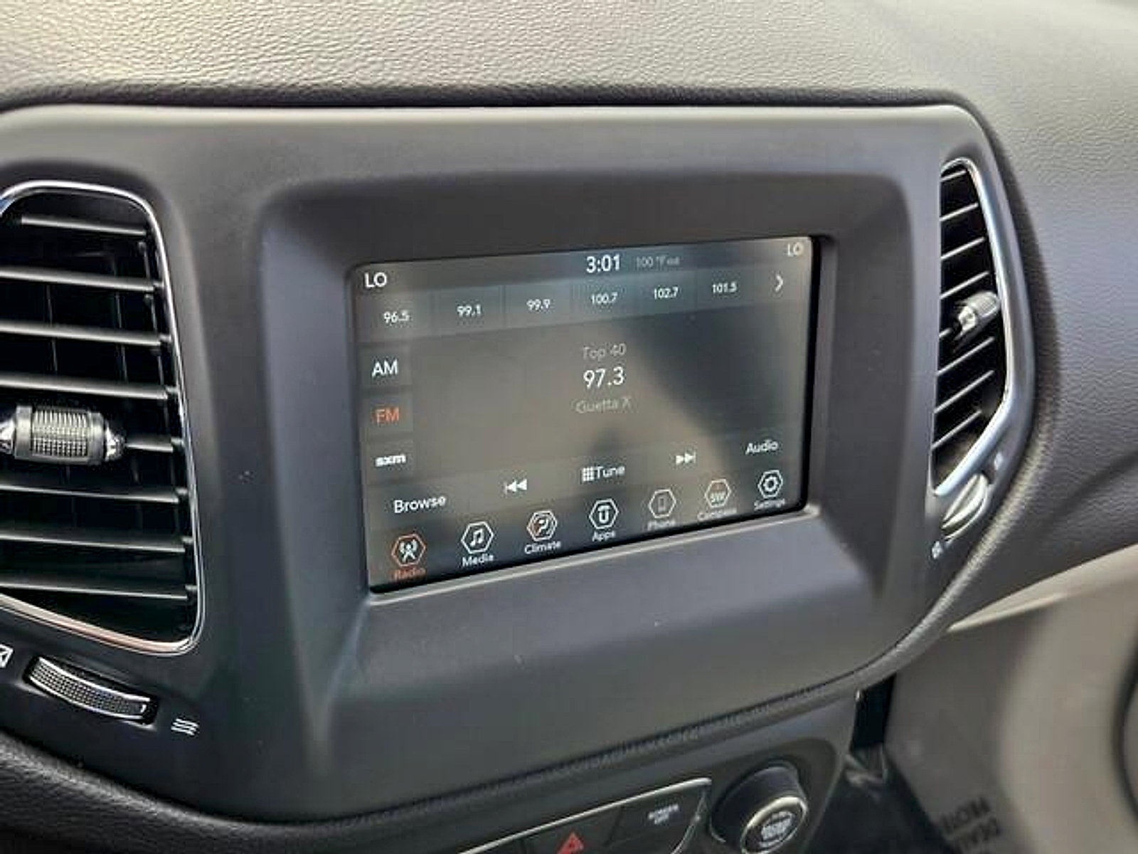Used 2019 Jeep Compass Latitude FWD image 18