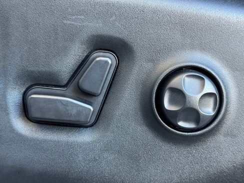 Used 2023 Chrysler Pacifica Touring-L image 28