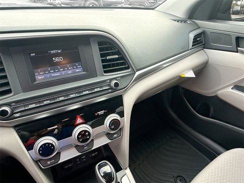 Used 2019 Hyundai Elantra SE image 24