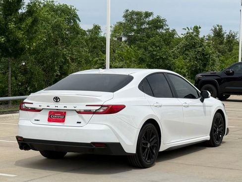 Used 2025 Toyota Camry SE w/ Convenience Package FWD image 4