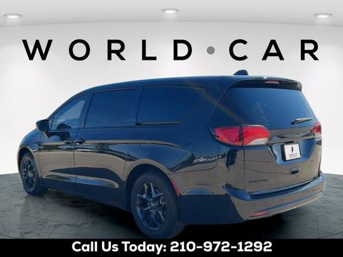 Used 2020 Chrysler Pacifica Touring w/ S Appearance Package FWD image 4
