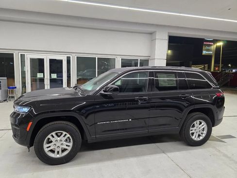 New 2025 Jeep Grand Cherokee Laredo w/ Luxury Tech Group I RWD image 3