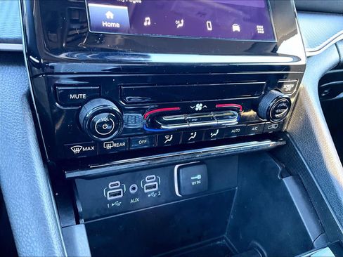 Used 2023 Jeep Grand Cherokee L Laredo image 25