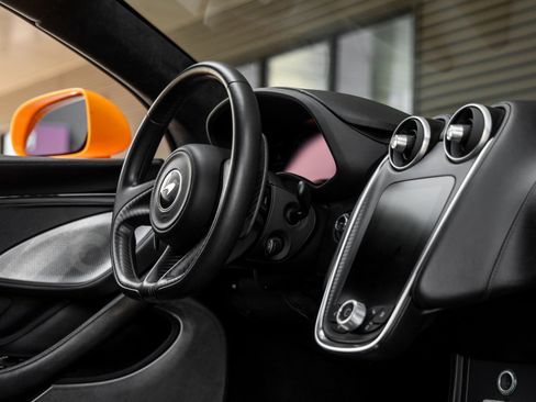 Used 2022 McLaren GT RWD image 40