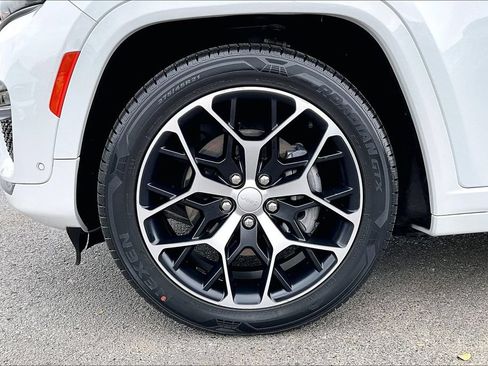 Used 2022 Jeep Grand Cherokee Summit AWD/4WD image 34