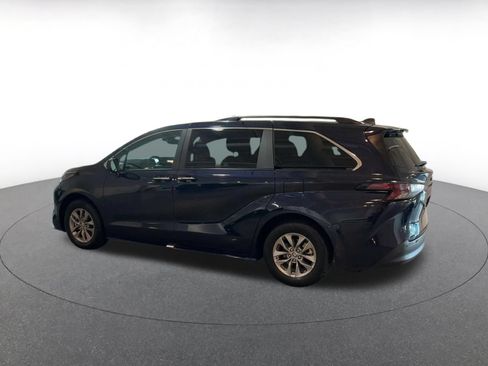 Used 2025 Toyota Sienna XLE FWD image 8